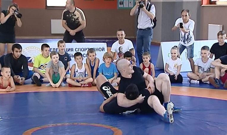 Вице-чемпион мира Муса Евлоев дал мастер-класс калининградским борцам