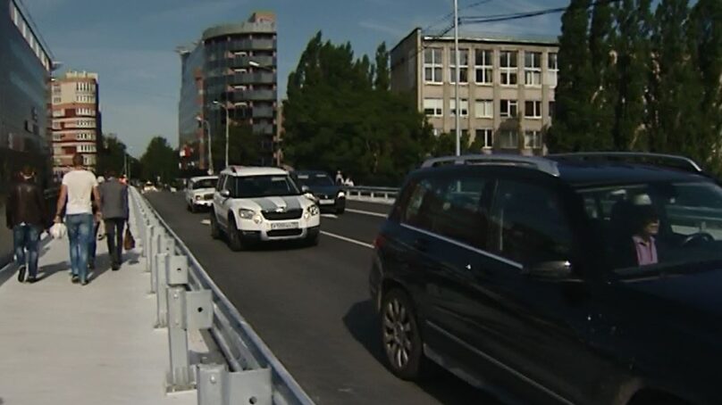 Движение по мосту на улице Озерова в Калининграде открыли