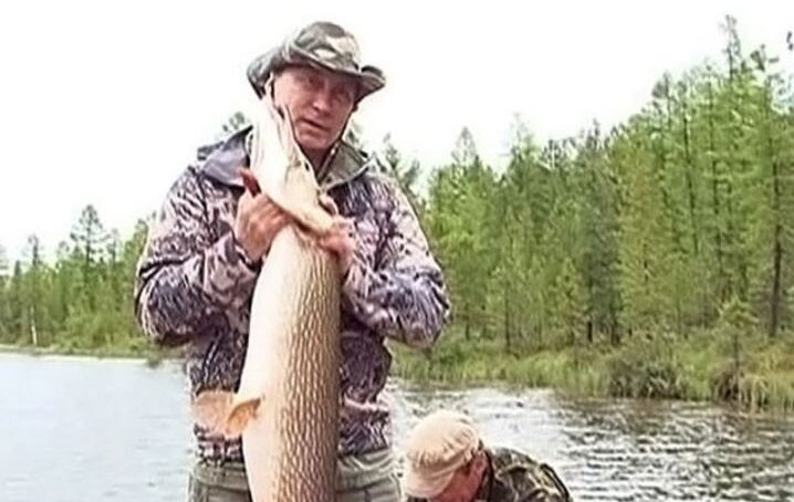 Владимир Путин c GoPro два часа охотился за щуками