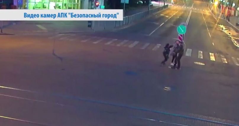 В Калининграде пьяные подростки украли пледы из кафе. ВИДЕО