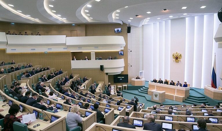 Комитет Совета Федерации проводит интернет-конференцию