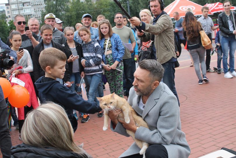 Сергей Шнуров накормил калининградских котов