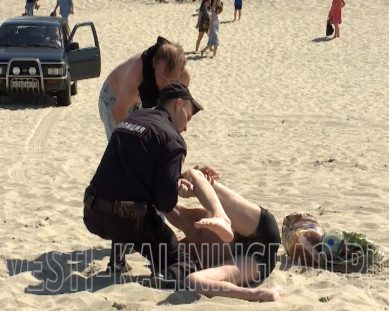 Спасенного на пляже в Балтийске мужчину пришлось заковать в наручники. ВИДЕО