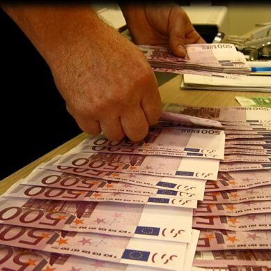 Курс евро упал ниже 70 рублей
