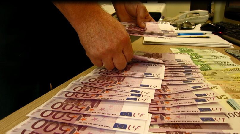 Курс евро упал ниже 70 рублей