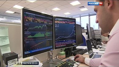 Рубль снизился при открытии торгов