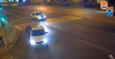 Ночью на Ленинском проспекте такси сбило велосипедиста