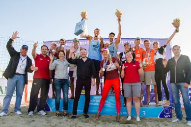 В Янтарном наградили победителей международного турнира по волейболу
