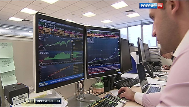 Рубль немного снизился при открытии торгов
