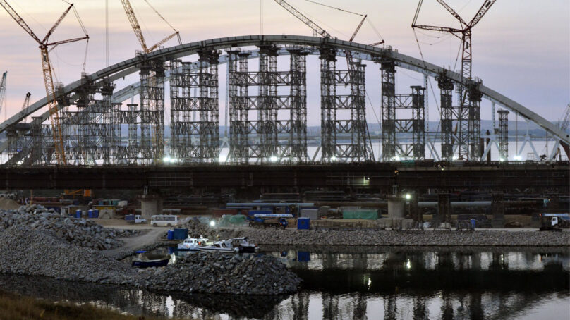 Арку Керченского моста весом 6 тонн переместили на плавучие опоры