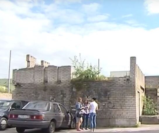 Жители ул. Батальной, где на ребенка обвалилась стена, собрали помощь