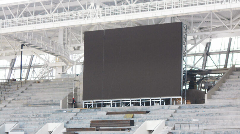 На новом стадионе идет установка информационных экранов