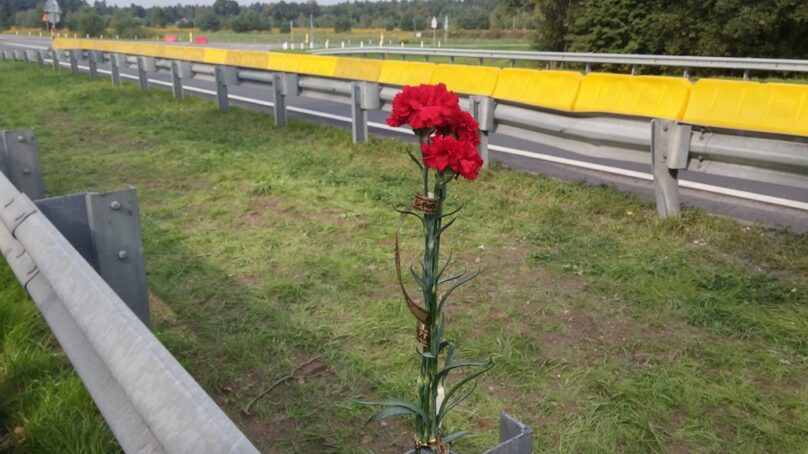 На месте ДТП под Гвардейском в память о погибших возложили первые цветы