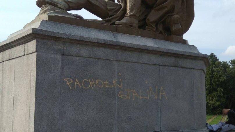 На Варшавском кладбище-мавзолее советских воинов отмыли оскорбительные надписи