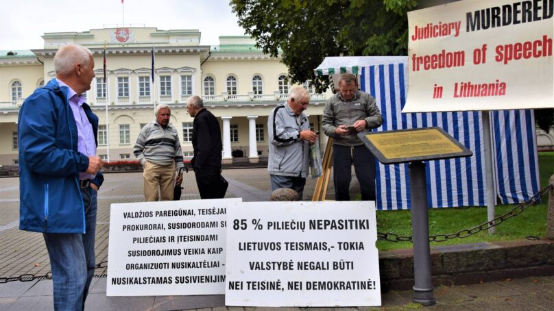 Литовских активистов из разогнанного палаточного городка отпустили из полиции