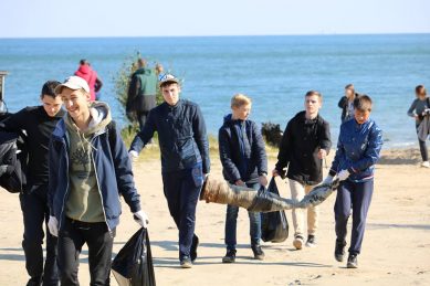 Студенты и школьники очистили от мусора Филинскую бухту