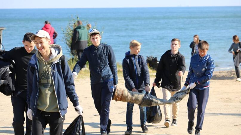 На берегу Балтики убрали мусор и провели флешмоб