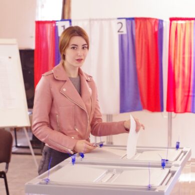 В день своего 18-летия проголосовали две девушки из Мамоново и Железнодорожного