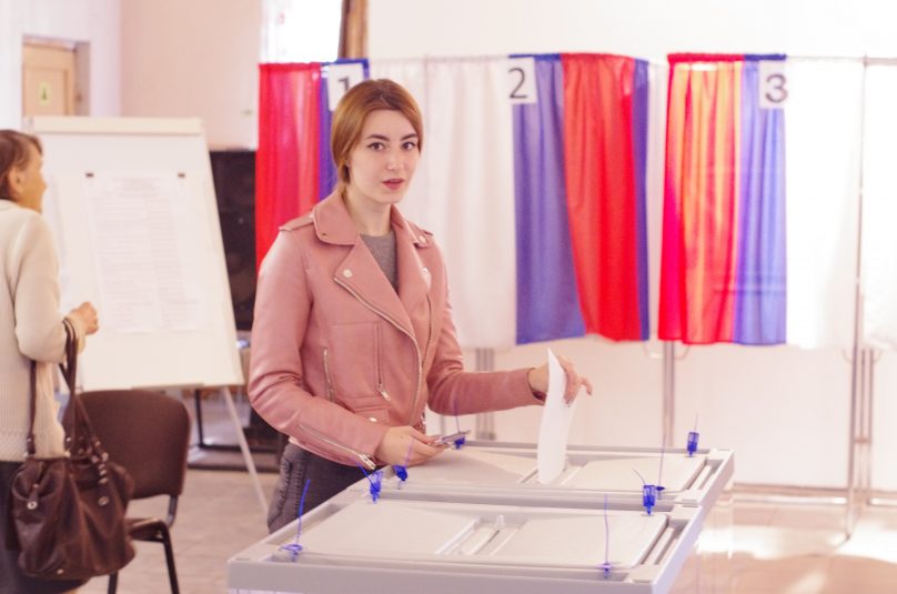 В день своего 18-летия проголосовали две девушки из Мамоново и Железнодорожного