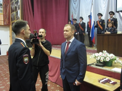 Начальник регионального УМВД вручил первые офицерские погоны слушателям университета МВД