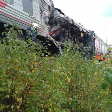 Поезд Нижневартовск-Адлер столкнулся с грузовиком на железнодорожном переезде в ХМАО