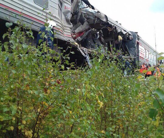 Поезд Нижневартовск-Адлер столкнулся с грузовиком на железнодорожном переезде в ХМАО
