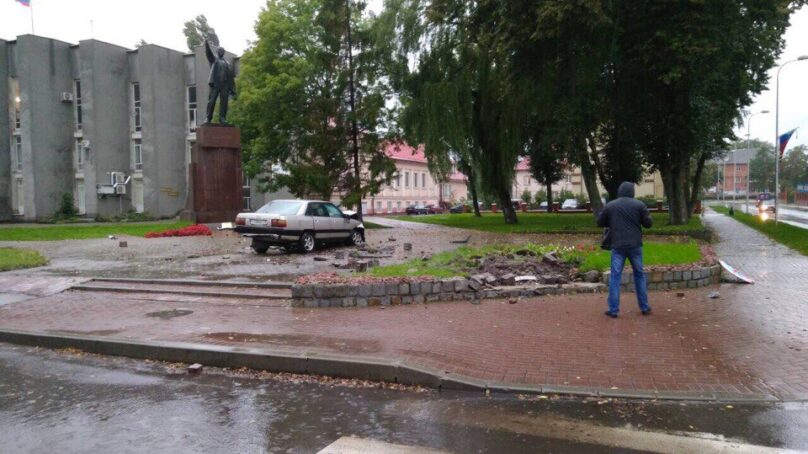 В Балтийске автолюбитель едва не протаранил памятник Ленину