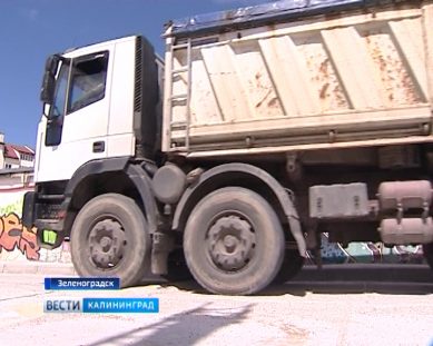 В Зеленоградске жители жалуются на не заасфальтированную дорогу и строительную пыль от проезжающих фур