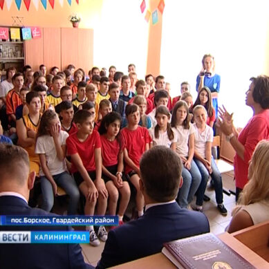 Ирина Роднина приняла участие в открытии спортзала в школе посёлка Борское