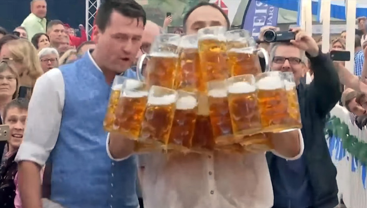 Мировой рекорд из Германии: немец удержал в руках 31 кружку с пивом