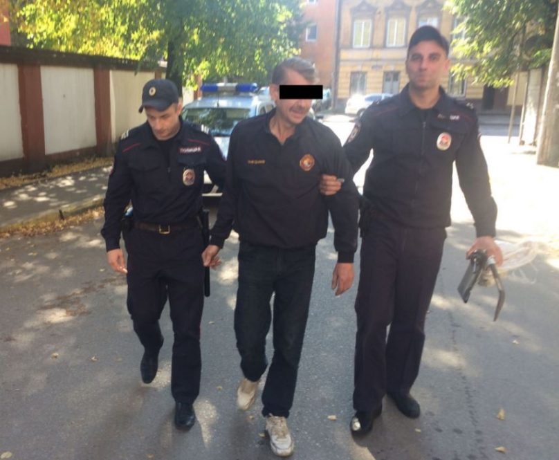 Тяга к спиртному заставила калининградца украсть канализационный люк