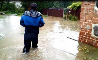 «Брат надел водолазный костюм»: в посёлке под Зеленоградском наводнение