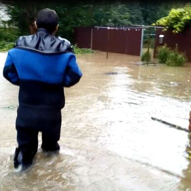 «Брат надел водолазный костюм»: в посёлке под Зеленоградском наводнение