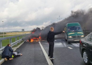 У аэропорта «Храброво» после аварии сгорел автомобиль, пострадал водитель