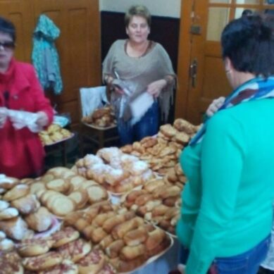 Дачников с садовым инвентарём на выборах в Гусеве встретили пирогами