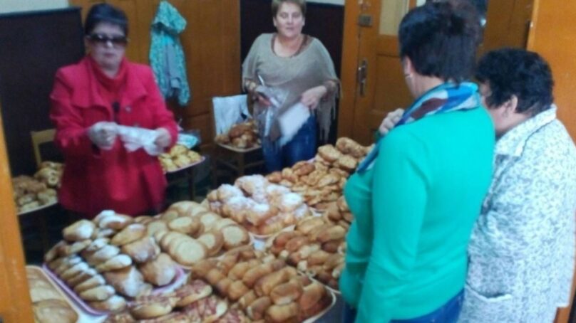 Дачников с садовым инвентарём на выборах в Гусеве встретили пирогами