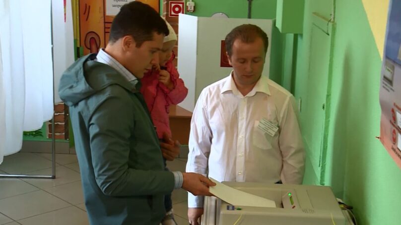 Антон Алиханов пришёл на выборы с детьми