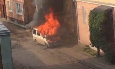 Возгорание микроавтобуса в Советске попало на видео