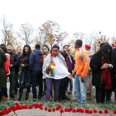 Участники Всемирного фестиваля молодежи и студентов возложили цветы к памятнику 1200 гвардейцам