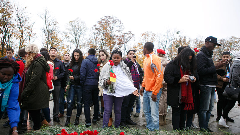 Участники Всемирного фестиваля молодежи и студентов возложили цветы к памятнику 1200 гвардейцам