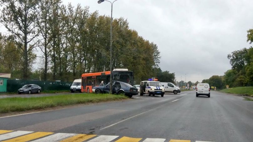 При столкновении рейсового автобуса с легковушкой на Московском проспекте пострадали три человека