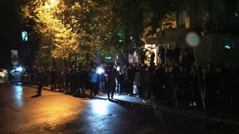 «Навальнята» пикетируют УМВД России по городу Калининграду