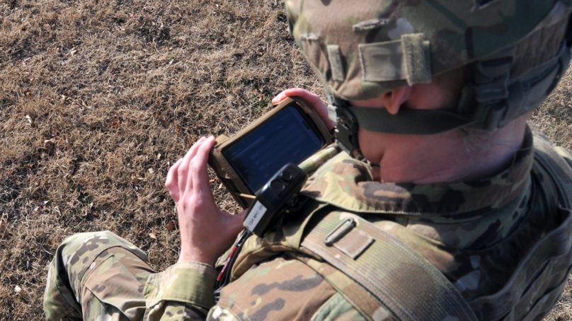 Литва предупредила солдат НАТО об угрозе взлома смартфонов российскими хакерами
