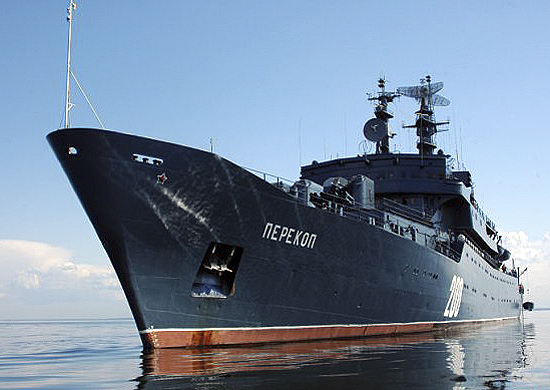 В Балтийском море курсанты на корабле «Перекоп» отработали несение штурманской вахты