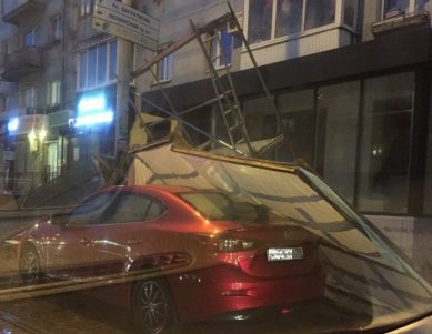 Первое ЧП в штормовом Калининграде: строительные леса упали на иномарку