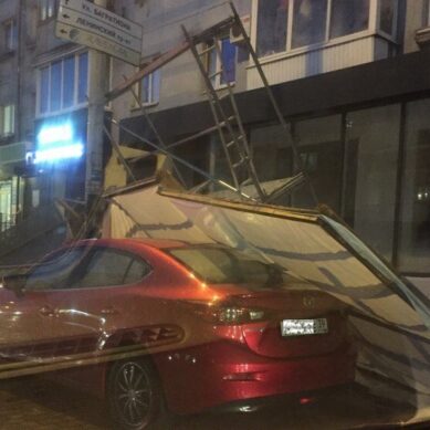 Первое ЧП в штормовом Калининграде: строительные леса упали на иномарку