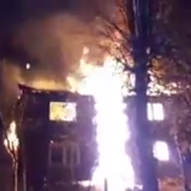 В Калининграде на ул. Чехова загорелся нежилой дом