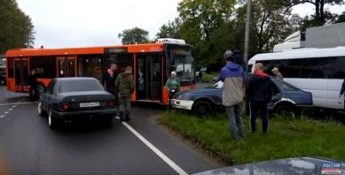 Первое видео с ДТП с участием автобуса в Калининграде