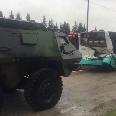 В Эстонии армейский броневик врезался в автобус