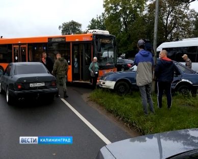 ДТП: В Калининграде не поделили дорогу рейсовый автобус и иномарка